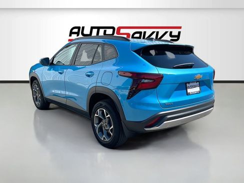 Used 2025 Chevrolet Trax LT FWD image 5