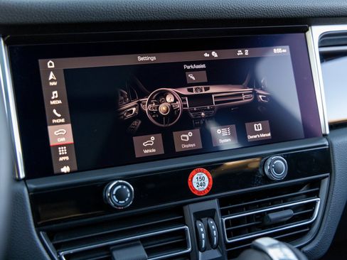 Certified 2025 Porsche Macan image 35