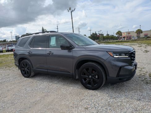 Used 2025 Honda Pilot Black Edition image 2