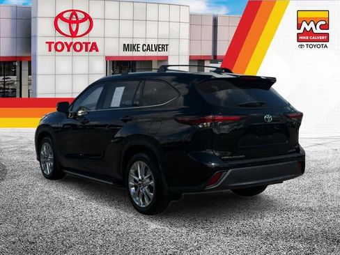 Used 2025 Toyota Highlander Limited FWD image 3