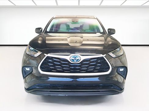 Used 2022 Toyota Highlander XLE AWD/4WD image 2