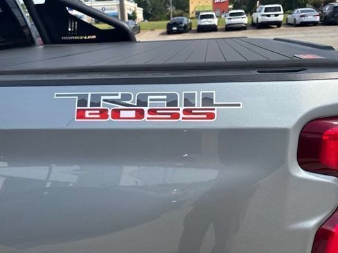 Used 2025 Chevrolet Silverado 1500 LT Trail Boss w/ Convenience Package II AWD/4WD image 18