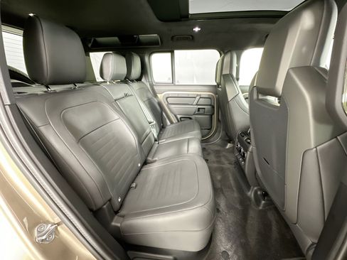 Used 2025 Land Rover Defender 110 image 26