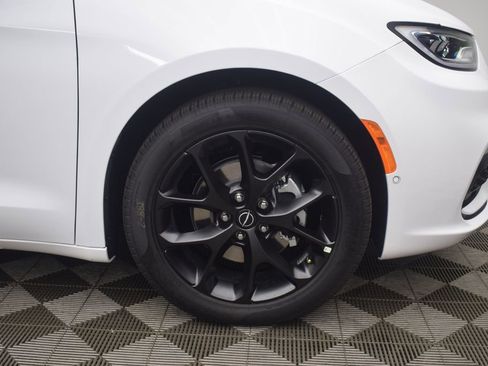 New 2026 Chrysler Pacifica Limited w/ S Appearance Package image 9