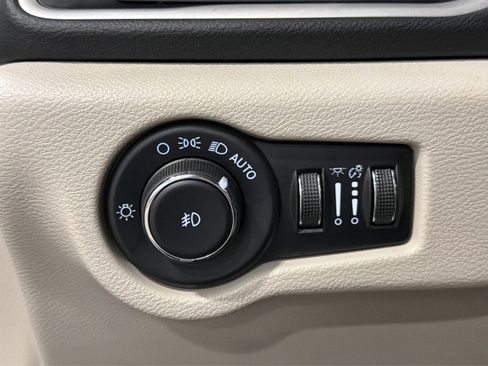 Used 2023 Chrysler Pacifica Touring-L image 21