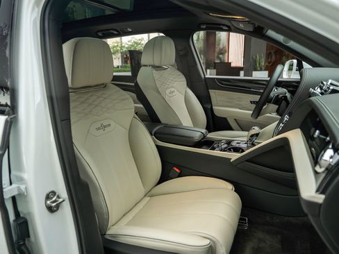 Used 2023 Bentley Bentayga Extended Wheelbase AWD/4WD image 21