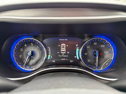 Used 2023 Chrysler Pacifica Touring-L FWD image 18