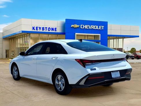 Used 2026 Hyundai Elantra SE FWD image 5