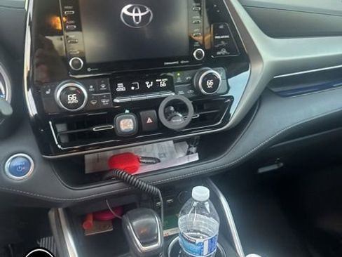 Used 2021 Toyota Highlander XLE AWD/4WD image 11