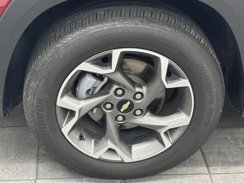 Used 2025 Chevrolet Trax LT w/ Sunroof Package FWD image 6