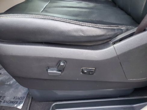 Used 2016 Chrysler Town & Country Touring image 19