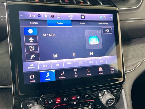 Used 2022 Jeep Grand Cherokee Overland w/ Luxury Tech Group IV image 15