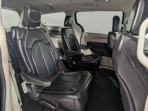 Used 2024 Chrysler Pacifica Touring-L image 22