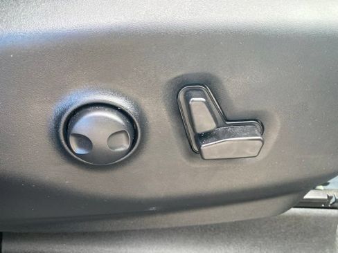 Used 2025 Chrysler Pacifica Limited FWD image 43