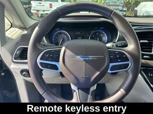 Used 2018 Chrysler Pacifica Touring-L FWD image 16