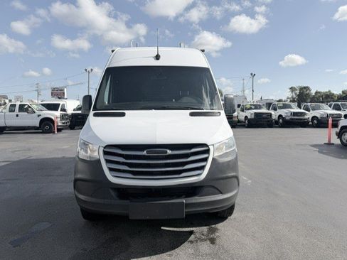 Used 2019 Freightliner Sprinter 2500 RWD image 2