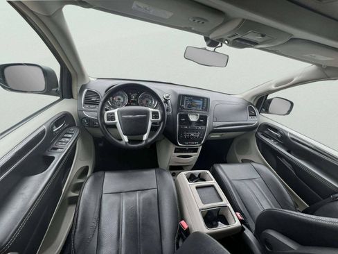 Used 2016 Chrysler Town & Country Touring-L FWD image 12