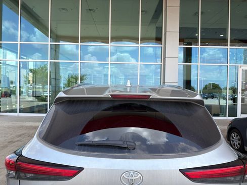 Used 2020 Toyota Highlander XLE FWD image 15