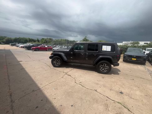 Used 2025 Jeep Wrangler Unlimited Sahara AWD/4WD image 16