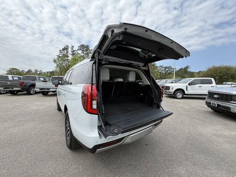 Used 2025 Ford Expedition Platinum image 10