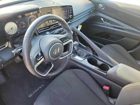 Used 2022 Hyundai Elantra SEL w/ Convenience Package FWD image 18