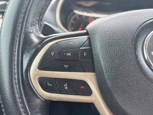 Used 2017 Jeep Cherokee Latitude w/ Comfort/Convenience Group FWD image 11