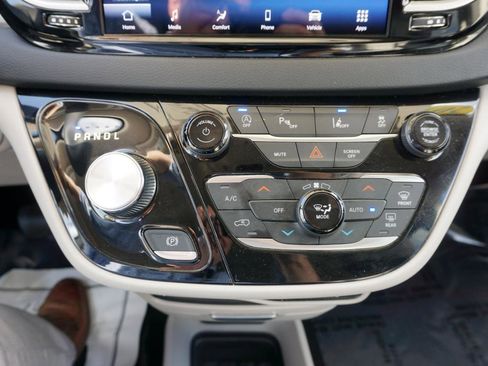 Used 2023 Chrysler Pacifica Touring-L FWD image 14