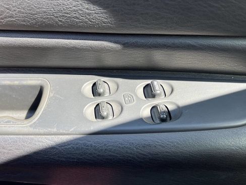 Used 2004 Chrysler Sebring LXi image 20