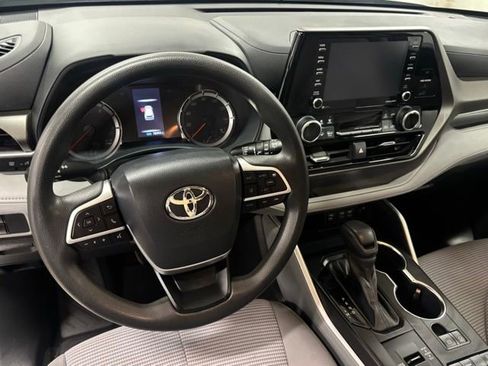 Used 2022 Toyota Highlander L FWD image 14