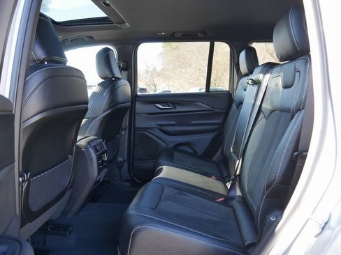 Used 2024 Jeep Grand Cherokee Altitude image 14