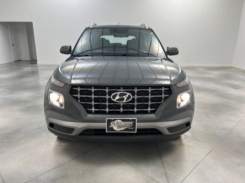 Used 2025 Hyundai Venue SEL FWD image 2