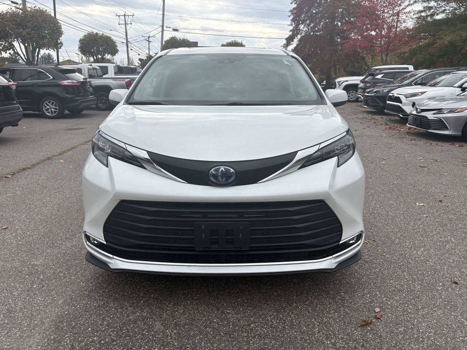 Used 2024 Toyota Sienna XLE w/ XLE Plus Package AWD/4WD image 2