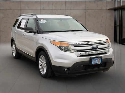 Used 2015 Ford Explorer XLT image 6