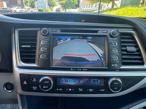 Used 2017 Toyota Highlander XLE AWD/4WD image 22