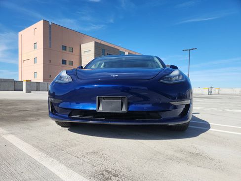 Used 2018 Tesla Model 3 Mid Range image 2
