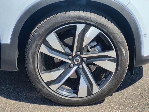 Certified 2024 Volvo XC40 B5 Plus w/ Climate Package AWD/4WD image 8