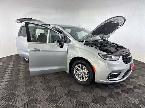 Used 2024 Chrysler Pacifica Touring-L image 12