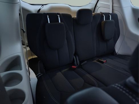 Used 2020 Chrysler Voyager LX image 27