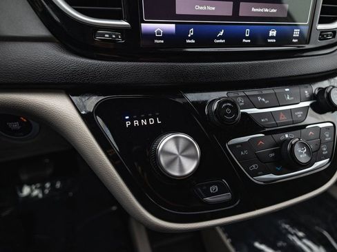 Used 2024 Chrysler Pacifica Touring-L image 16