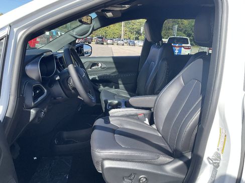 New 2026 Chrysler Pacifica Select AWD/4WD image 8