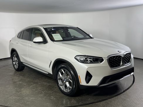 Certified 2025 BMW X4 xDrive30i image 3