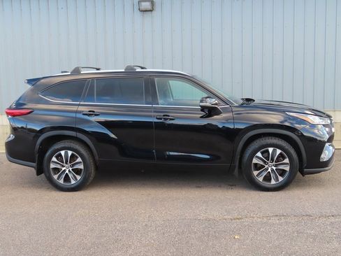 Used 2020 Toyota Highlander XLE image 2