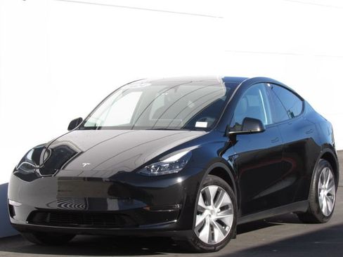 Used 2024 Tesla Model Y Long Range AWD/4WD image 1