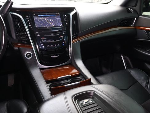 Used 2018 Cadillac Escalade Luxury image 16