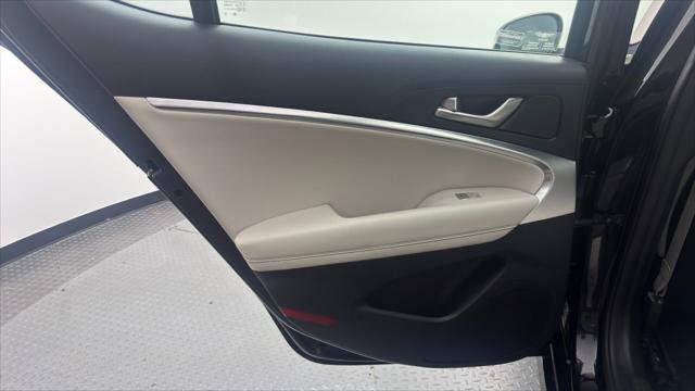 Used 2025 Genesis G70 2.5T AWD/4WD image 14