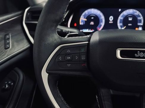 Used 2023 Jeep Grand Cherokee Limited w/ Black Appearance Package image 25