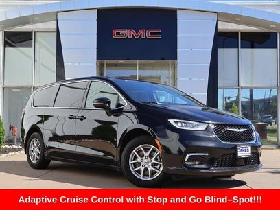 Used 2025 Chrysler Pacifica Select