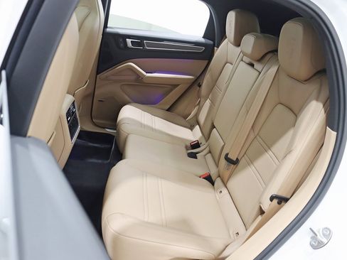 Used 2023 Porsche Cayenne Platinum Edition image 28