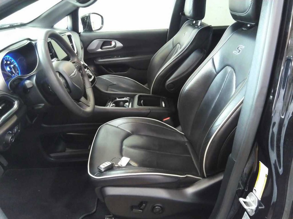 Used 2025 Chrysler Pacifica Limited FWD image 4