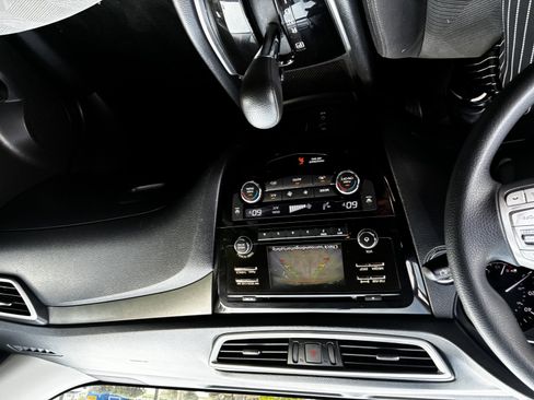 Used 2016 Nissan Rogue SV FWD image 15